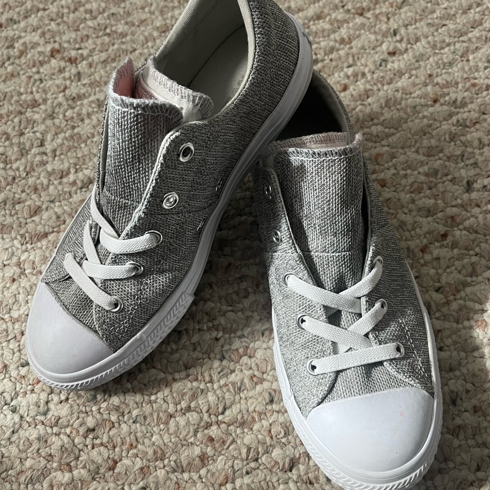 Converse fold over tongue slip in size 4. Barely worn.